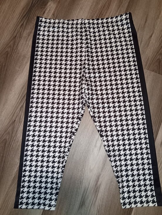 Pants - Seven-point Leggings With Houndstooth Print - Black & White